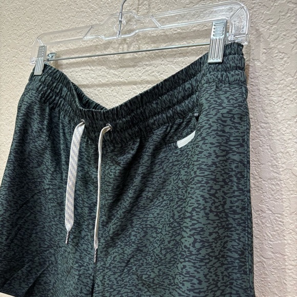 Vuori Clementine 4” Shorts 2.0 Size XL - Picture 6 of 11